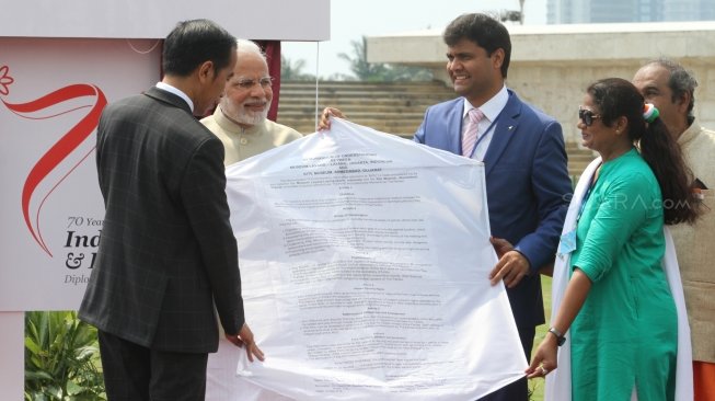 Presiden Joko Widodo bersama Perdana Menteri India Narendra Modi membuka Pameran Layang-Layang Indonesia-India di kawasan Monas, Jakarta, Rabu (30/5).