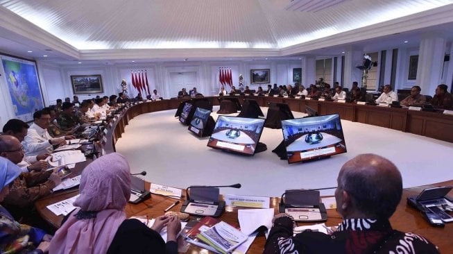 Suasana rapat terbatas terkait persiapan Idulfitri 1439 H yang dipimpin oleh Presiden Joko Widodo di Kantor Presiden, Jakarta, Rabu (30/5).