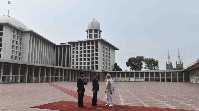 Menyambut 70 tahun hubungan diplomatik Indonesia-India. 