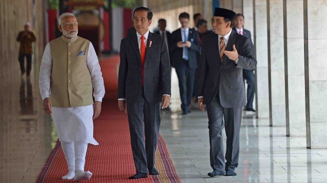 Presiden Joko Widodo (tengah) mendampingi PM India Narendra Modi (kiri) mendengarkan penjelasan dari Wakil Ketua Badan Pelaksana Pengelola Masjid Istiqlal Bahrul Hayat ketika mengunjungi Masjid Istiqlal, Jakarta, Rabu (30/5). 