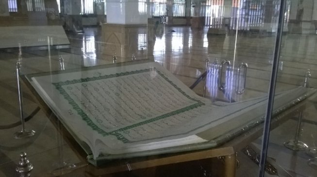 Alquran raksasa di Masjid Agung Semarang. (Yuk Piknik)