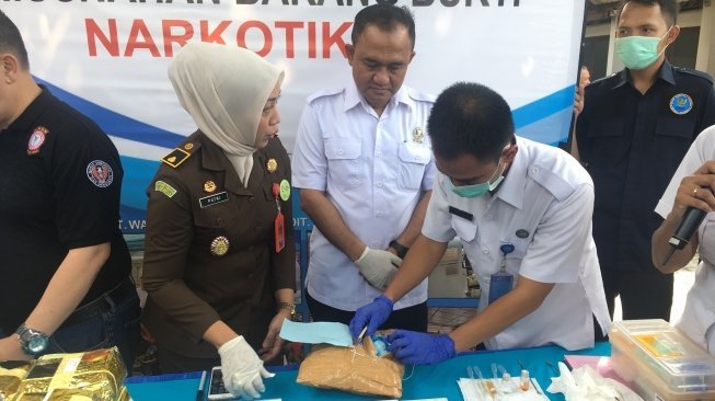 Badan Narkotika Nasional (BNN) memusnahkan sejumlah barang bukti Narkotika berupa shabu seberat 31.615,62 gram, 5.576 butir ektasi dan 67.940 gram katinon. (Suara.com/Erick Tanjung)