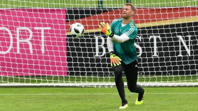 Kiper tim nasional Jerman Manuel Neuer melakukan sesi latihan di Girland, Italia Utara. MIGUEL MEDINA / AFP 