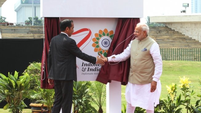 Presiden Joko Widodo bersama Perdana Menteri India Narendra Modi membuka Pameran Layang-Layang Indonesia-India di kawasan Monas, Jakarta, Rabu (30/5).