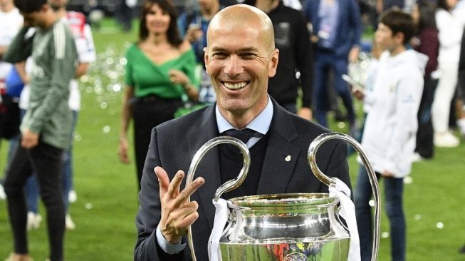 Pelatih Real Madrid, Zinedine Zidane memegang trofi Liga Champions (GENYA SAVILOV / AFP)