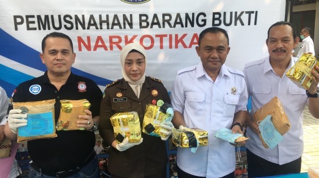 Badan Narkotika Nasional (BNN) memusnahkan sejumlah barang bukti Narkotika berupa shabu seberat 31.615,62 gram, 5.576 butir ektasi dan 67.940 gram katinon. (Suara.com/Erick Tanjung)