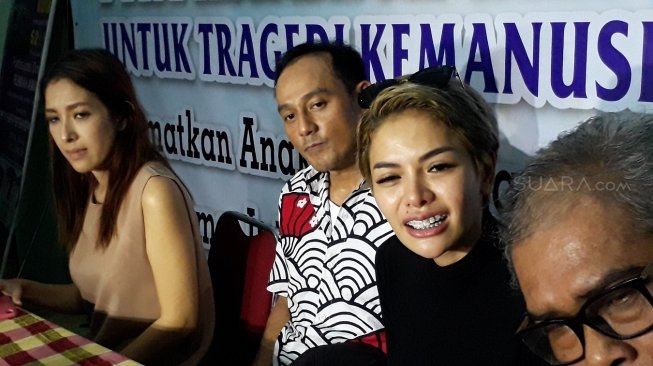 Nikita Mirzani bersama Dipo Latief dan Ketua Komnas Perlindungan Anak, Arist Merdeka Sirait. (Ismail/Suara.com)