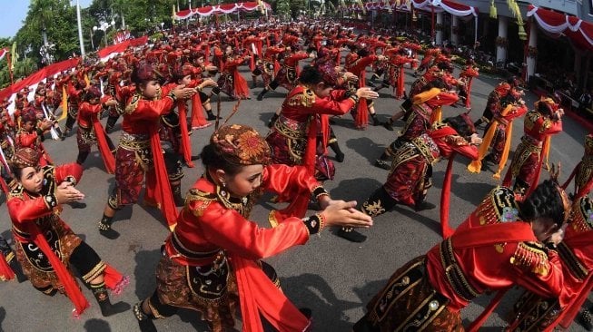 Sejumlah murid SD menarikan Tari Remo saat upacara hari jadi Kota Surabaya ke-725 di Taman Surya, Surabaya, Jawa Timur, Kamis (31/5). 