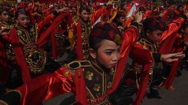 Sejumlah murid SD menarikan Tari Remo saat upacara hari jadi Kota Surabaya ke-725 di Taman Surya, Surabaya, Jawa Timur, Kamis (31/5). 