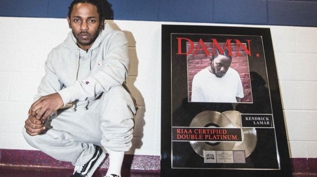 Kendrick Lamar Buat Penonton Terpana, Pakai Baju Penuh Darah dan Mahkota 8000 Berlian