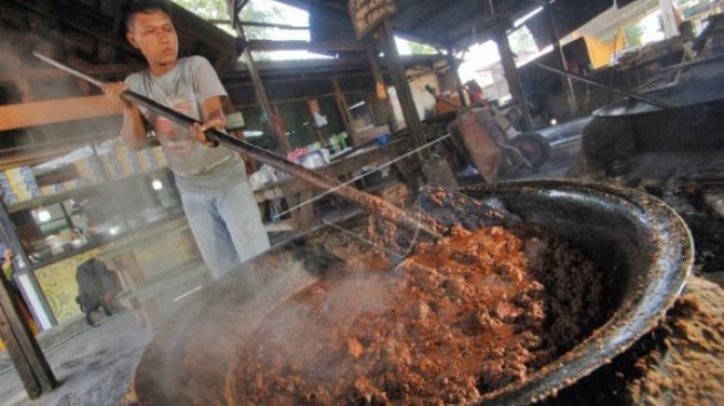 1,2 Ton Rendang Siap Dikirim Untuk Korban Tsunami Selat Sunda