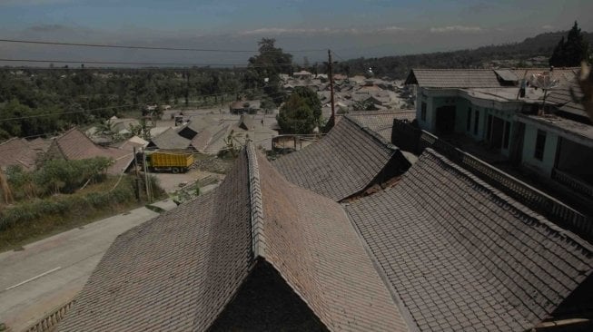 Dampak abu vulkanis Gunung Merapi di Wonolelo, Sawangan, Magelang, Jawa Tengah, Jumat (1/6). 