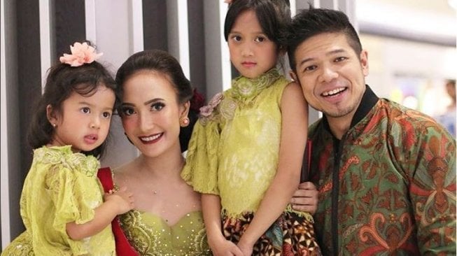 Baim dan Artika Sari Devi bersama dua putrinya. (Instagram)