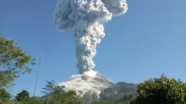 Puluhan Warga Dusun Teratas di Merapi Bertahan di Pengungsian