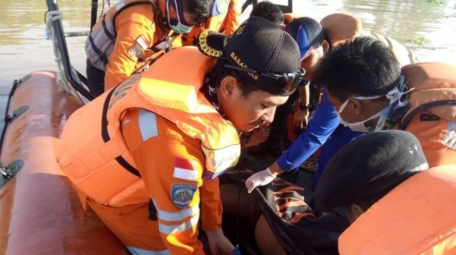 Tragis, Ibu Hamil & Calon Bayi Tewas Dalam Tabrakan Speedboat vs Tongkang