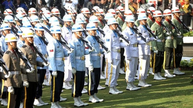 Upacara Hari Lahir Pancasila di halaman Gedung Pancasila, Kementerian Luar Negeri, Jakarta, Jumat (1/6). 