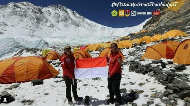 Fransiska Dimitri Inkiriwang dan Mathilda Dwi Lestari di Puncak Everest. [Instagram@ina7summits]