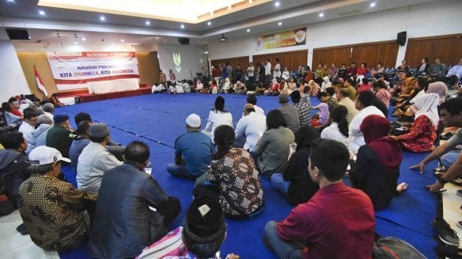 Umat Islam mengikuti acara buka puasa bersama di aula Gereja Katedral, Jakarta, Jumat (1/6).