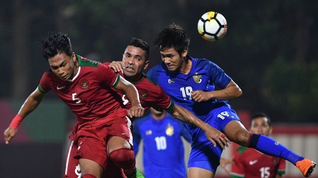 Pemain Timnas Indonesia U-23 Alberto Goncalves Da Silva (tengah) dan Bagas Adi Nugroho (kiri) berebut bola dengan pemain Timnas Thailand U-23 Poramet Arjvilai dalam pertandingan uji coba di Stadion PTIK, Jakarta, Kamis (31/5) malam. ANTARA