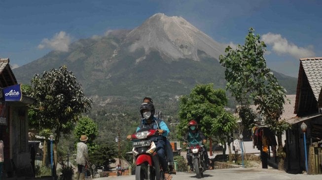 Lava Pijar Gunung Merapi Meluncur ke Kali Gendol