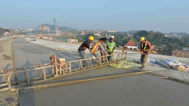 Pekerja mengerjakan pengecoran lapisan beton proyek Jalan Tol Batang-Semarang di kawasan Simpang Susun Krapyak, Semarang, Jawa Tengah, Jumat (1/6). 