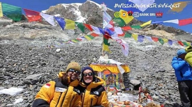 Fransiska Dimitri Inkiriwang dan Mathilda Dwi Lestari dalam perjalanan menuju puncak Everest. [Instagram@ina7summits]