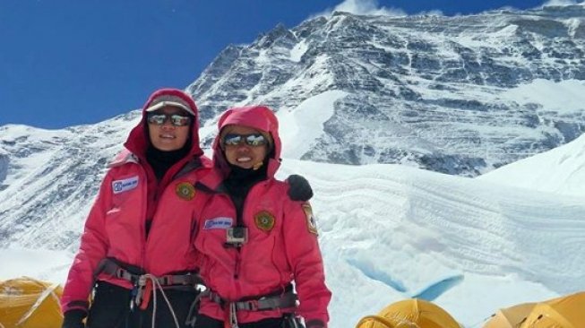 Fransiska Dimitri Inkiriwang dan Mathilda Dwi Lestari di Puncak Everest. [Instagram@ina7summits]