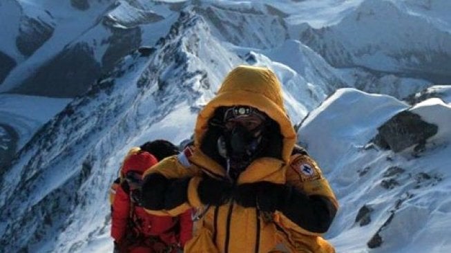 Fransiska Dimitri Inkiriwang dan Mathilda Dwi Lestari dalam perjalanan menuju puncak Everest. [Instagram@ina7summits]