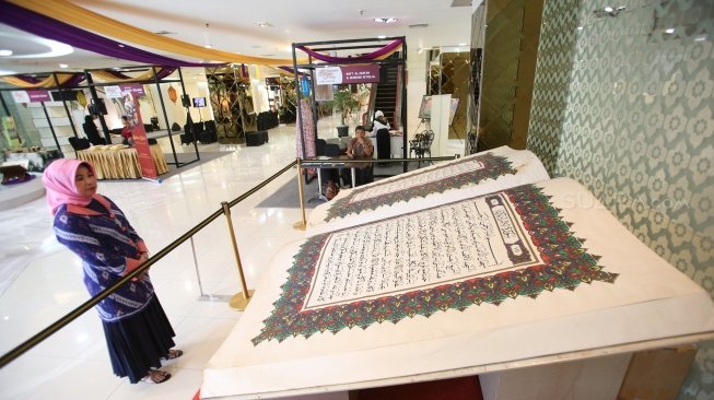 Pameran Al Quran di Ramadan Raya Feast, Pasaraya Blok M, Jakarta, Sabtu (28/5). 