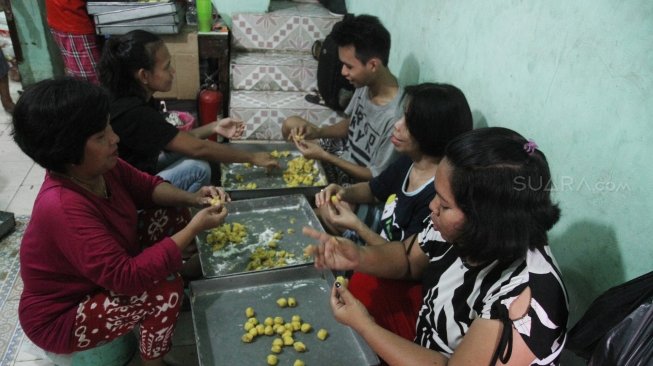 Industri rumahan kue kering Pusaka Kwitang, Jakarta (2/6).