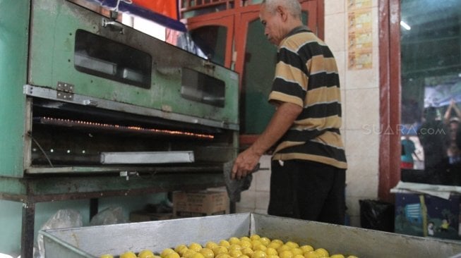 Industri rumahan kue kering Pusaka Kwitang, Jakarta (2/6).