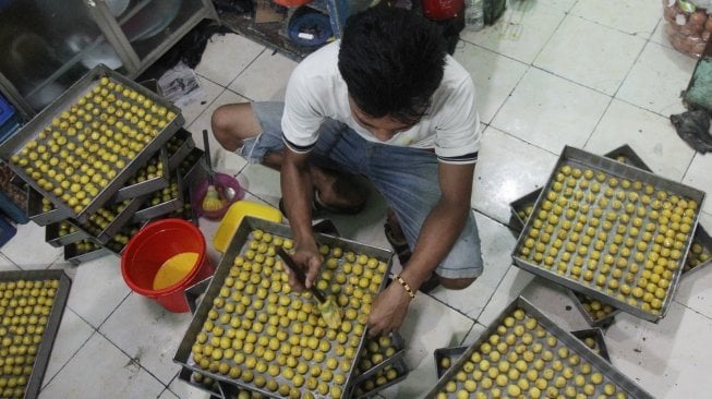 Industri rumahan kue kering Pusaka Kwitang, Jakarta (2/6).