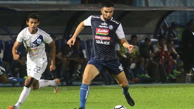 Pesepakbola Arema FC, Ahmet Atayev (kanan) berusaha mempertahankan bola dari hadangan pesepakbola PSIS Semarang, Hari Nur Yulianto dalam pertandingan Liga 1 di Stadion Kanjuruhan, Malang, Jawa Timur, Jumat (1/6).[Antara/Ari Bowo Sucipto]