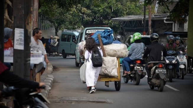 Bikin Kaget! Sikap Siswi SMA Terhadap Pemulung Viral di Medsos