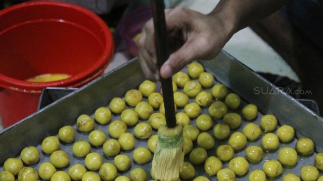 Industri rumahan kue kering Pusaka Kwitang, Jakarta (2/6).