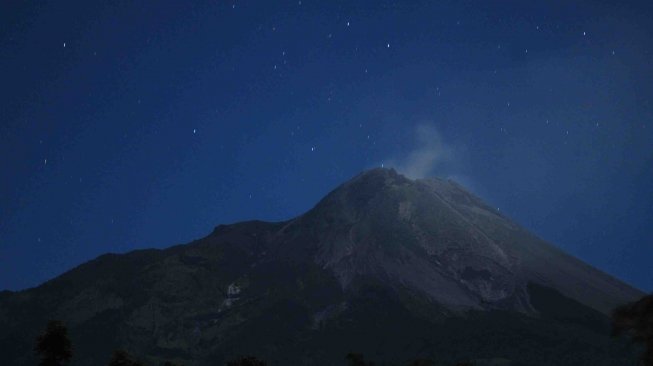 Asap putih atau sulfatara terlihat dari puncak Gunung Merapi di Tlogolele, Selo, Boyolali, Jawa Tengah, Sabtu (2/6).