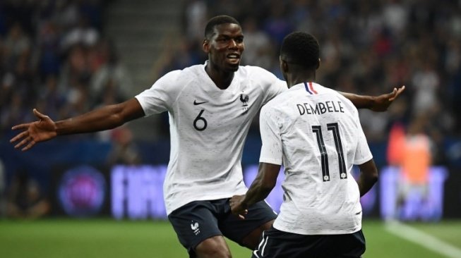 Gelandang Prancis Paul Pogba merayakan gol Ousmane Dembele (kanan) ke gawang Italia. FRANCK FIFE / AFP