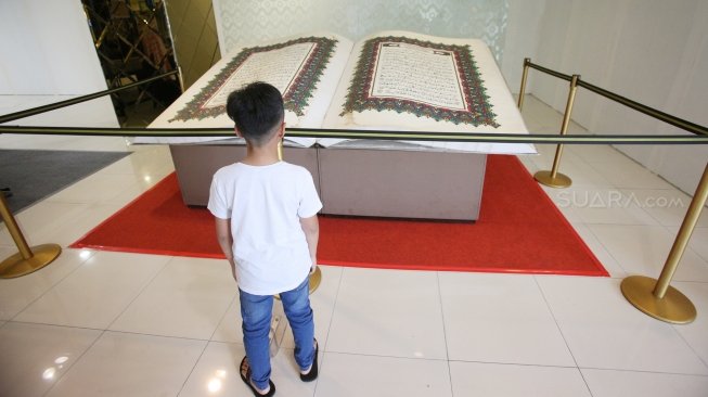 Pameran Al Quran di Ramadan Raya Feast, Pasaraya Blok M, Jakarta, Sabtu (28/5). 