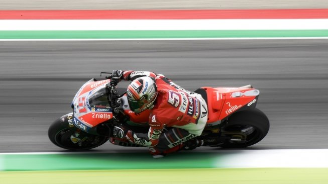 Pembalap penguji tim Ducati, Michele Pirro, saat menjajal motornya di sesi latihan bebas MotoGP Italia, di Sirkuit Mugello, Jumat (1/6/2018) waktu setempat. [Filippo Monteforte/AFP]