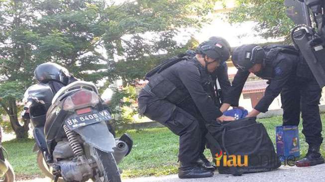 Polisi Amankan Sejumlah Tas dari Gedung BEM FISIP UR, Apa Isinya?