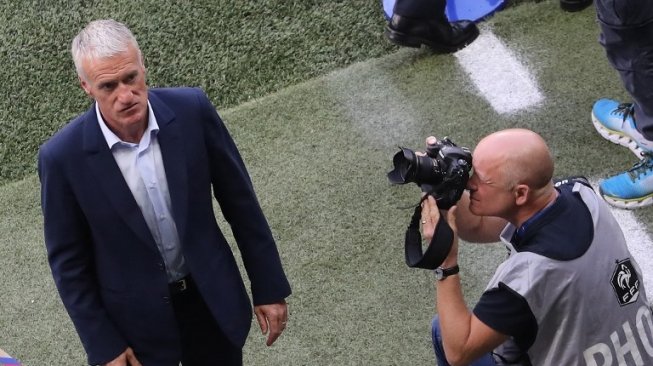 Pelatih timnas Prancis Didier Deschamps meninggalkan lapangan usai laga persahabatan antara timnya dengan Italia yang dimenangkan Prancis dengan skor 3-1, Sabtu (2/6/2018) [AFP]