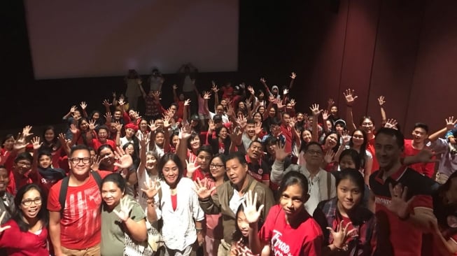 Nobar nonton film Lima di salah satu bioskop di Jakarta. (istimewa)