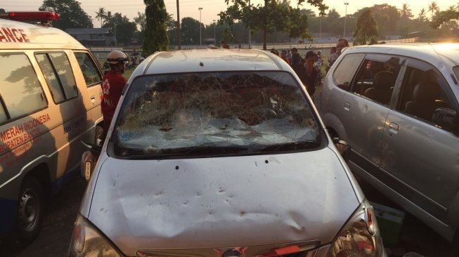 Sebuah mobil mengalami kerusakan akibat bentrok oknum Jakmania dan Bonek di Stadion Sultan Agung, Bantul [Foto: Media Persija]