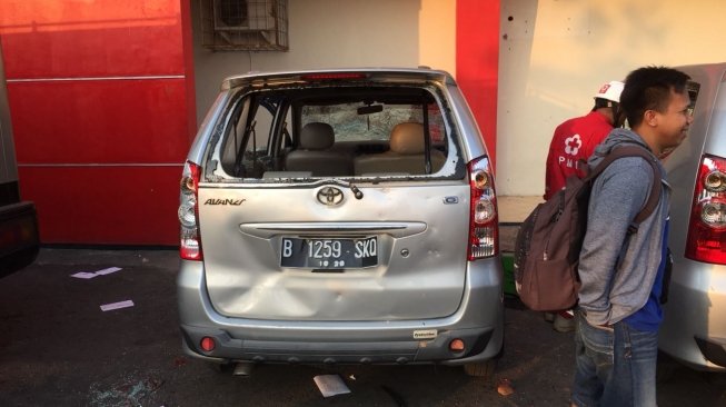 Sebuah mobil mengalami kerusakan akibat bentrok oknum Jakmania dan Bonek di Stadion Sultan Agung, Bantul [Foto: Media Persija]