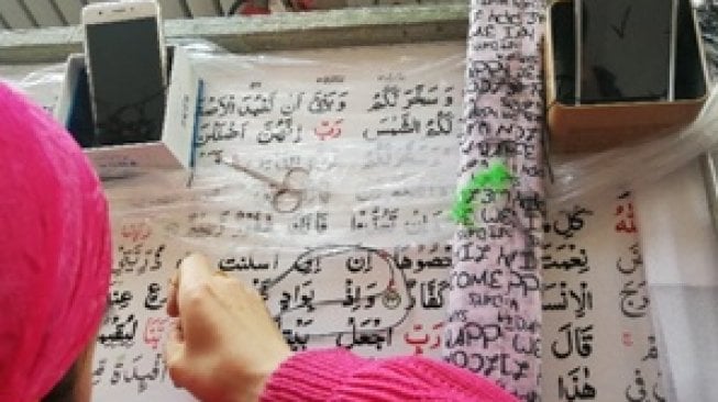 Proses pembuatan Mushaf Alquran Sulaman Raksasa yang dilakukan oleh komunitas Muslim Haiyuan, Ningxia, Provinsi Otonomi Khusus Muslim di Tiongkok, yang memiliki tradisi kuat dalam menyulam. 