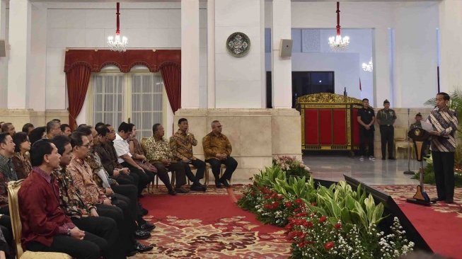 Presiden Joko Widodo (kanan) menyampaikan arahan disela-sela penyerahan Laporan Hasil Pemeriksaan (LHP) atas Laporan Keuangan Pemerintah Pusat (LKPP) Tahun 2017 dari Ketua Badan Pemeriksa Keuangan (BPK) Moermahadi Soerja Djanegara (kiri) di Istana Negara, Jakarta, Senin (4/6).