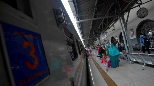 Penumpang kereta Matarmaja tujuan Malang, Jawa Timur, bersiap memasuki gerbong kereta di Stasiun Senen, Jakarta, Senin (4/6).