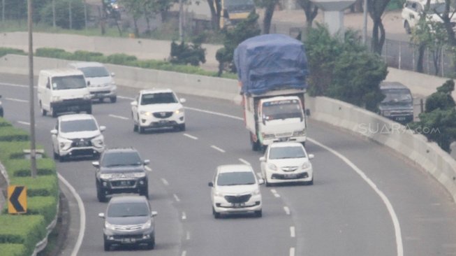 Sejumlah kendaraan melintas di Jalan Tol Pasar Rebo, Jakarta, Senin (4/6). 