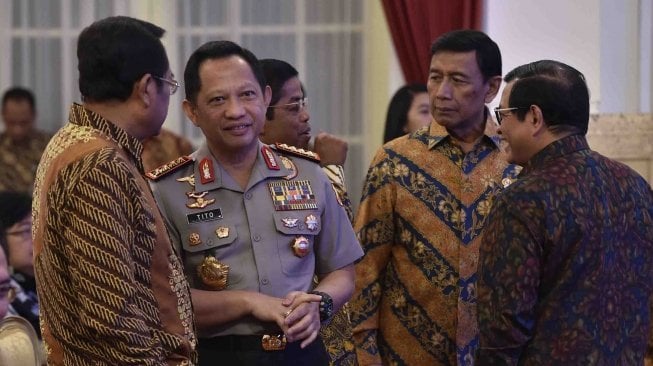 Kapolri Jenderal Pol Tito Karnavian (kedua kirii) berbincang dengan Jaksa Agung HM Prasetyo (kiri), Menkopolhukam Wiranto (kedua kanan) dan Seskab Pramono Anung (kanan) disela penyerahan Laporan Hasil Pemeriksaan (LHP) atas Laporan Keuangan Pemerintah Pusat (LKPP) Tahun 2017 dari Ketua Badan Pemeriksa Keuangan (BPK) Moermahadi Soerja Djanegara (kiri) di Istana Negara, Jakarta, Senin (4/6). 