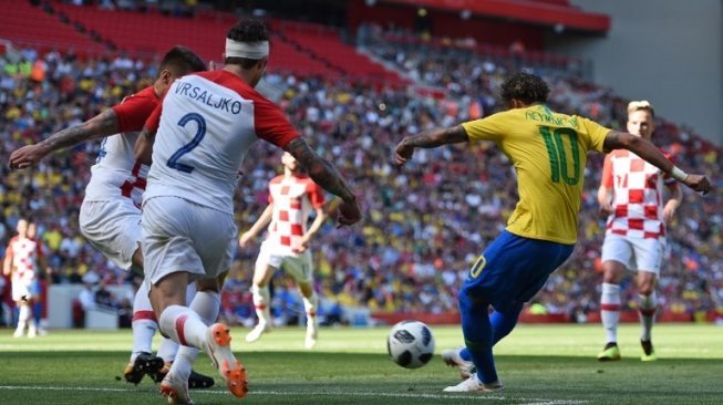 Pemain Brasil Neymar melepaskan tendangan keras ke gawang Kroasia dalam laga persahabatan di Anfield, Minggu (3/6/2018) [AFP]